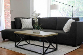 Near Ventura Blvd - Beautiful Home with Backyard